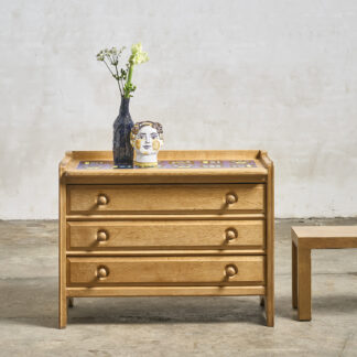 Commode en chêne guillerme et chambron