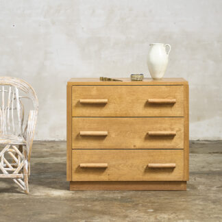 Commode moderniste en chêne clair