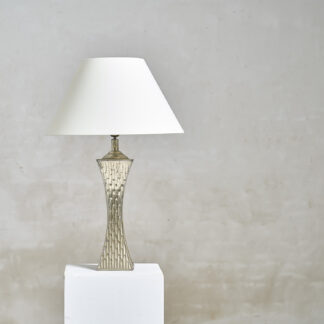 Grande lampe en métal gougée