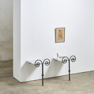 Paire de chevets en fer forgé et marbre