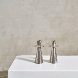 Paire de bougeoirs modernistes