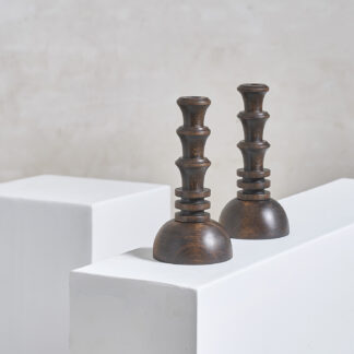 Paire de bougeoirs moderniste