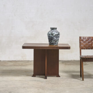 Table d'appoint moderniste
