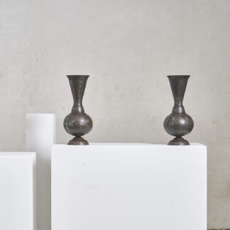 Paire de grands vases en metal