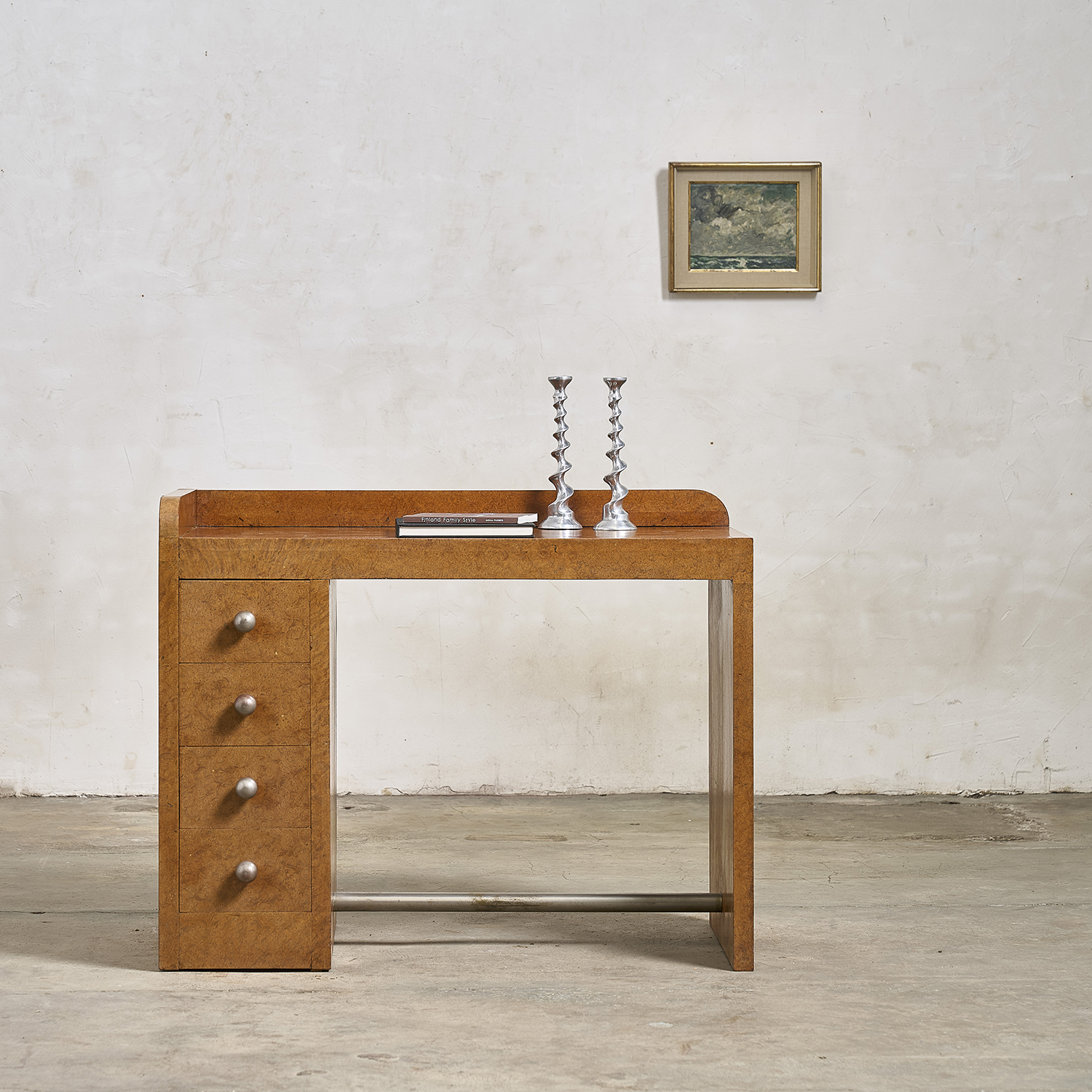 Bureau moderniste en loupe
