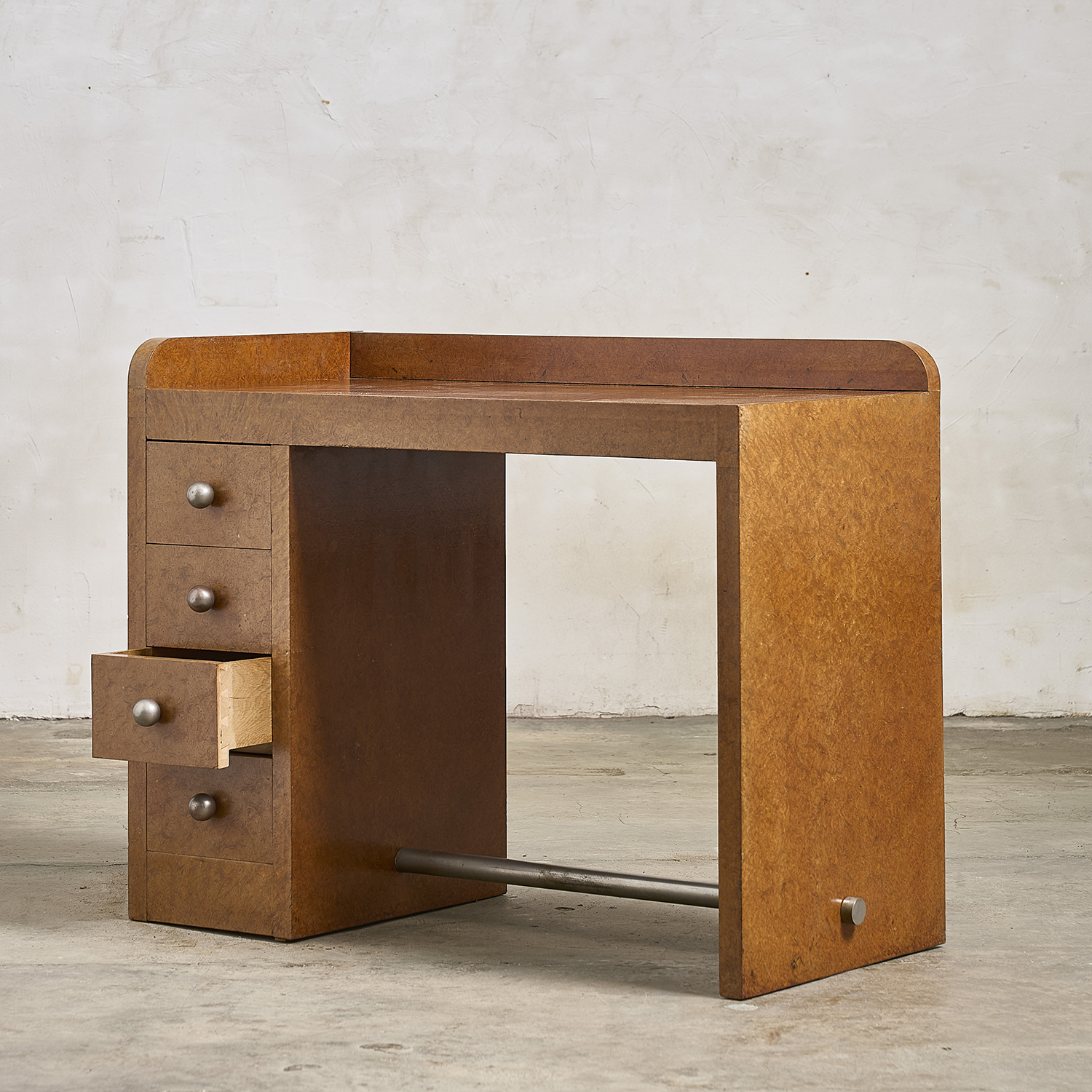 Bureau moderniste en loupe