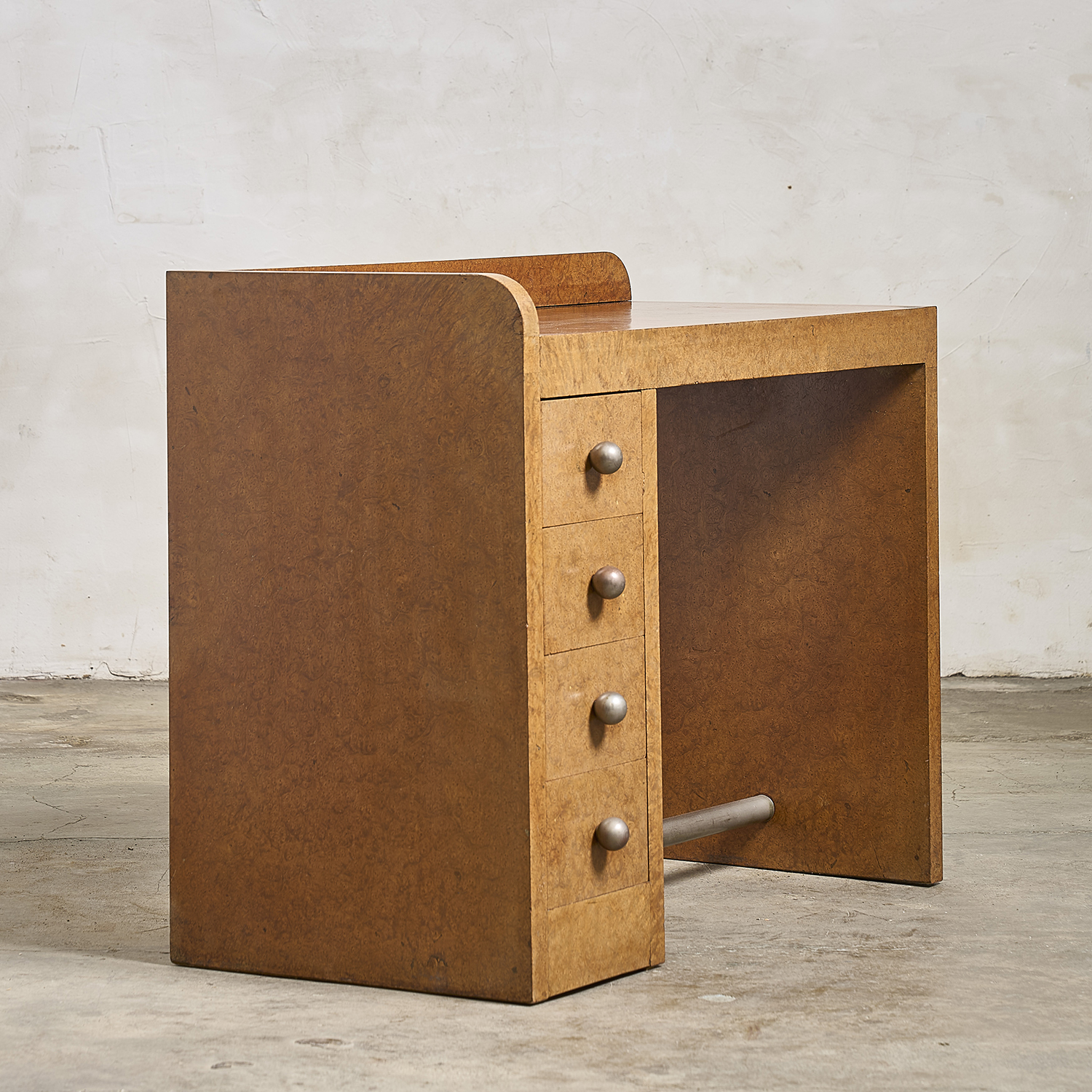 Bureau moderniste en loupe