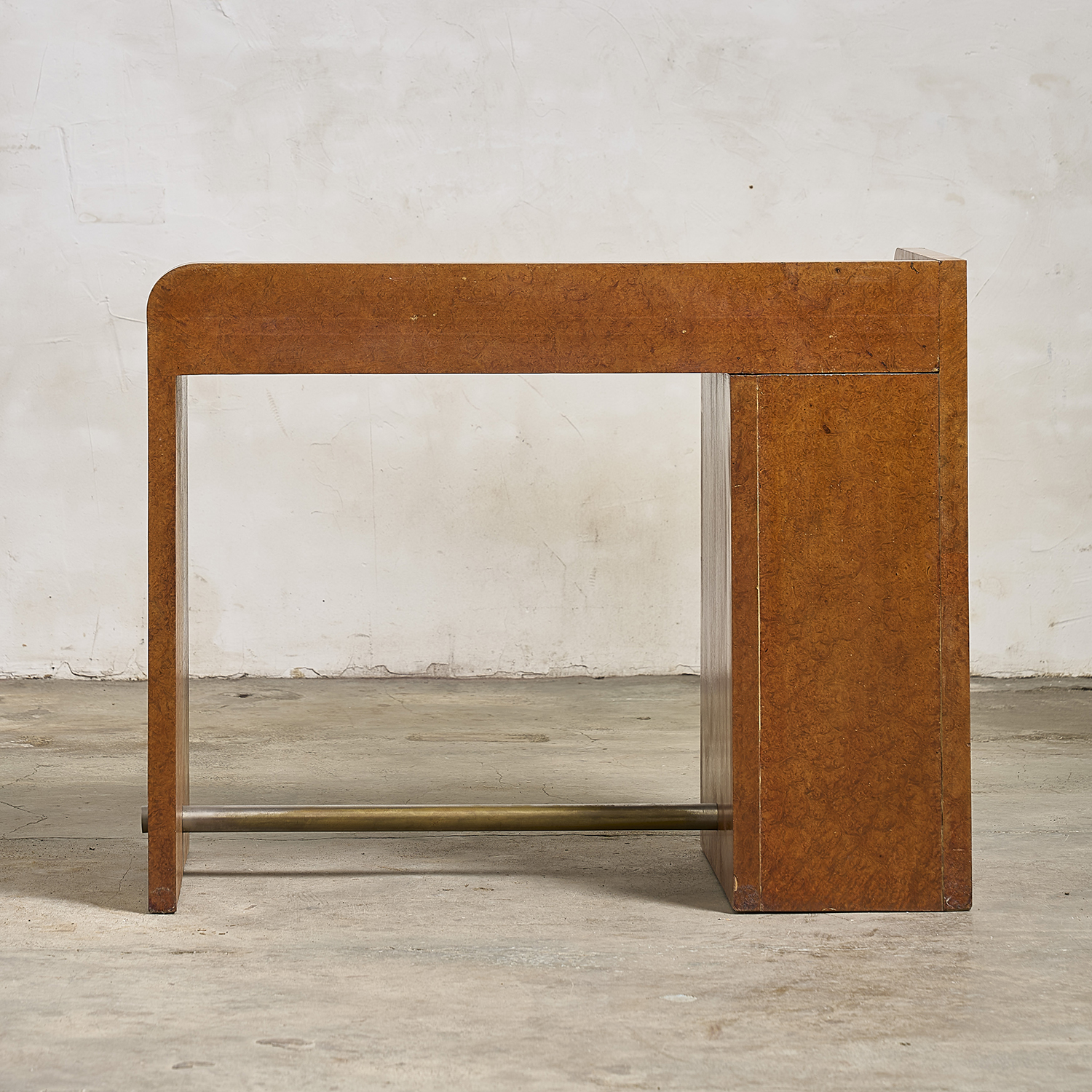 Bureau moderniste en loupe