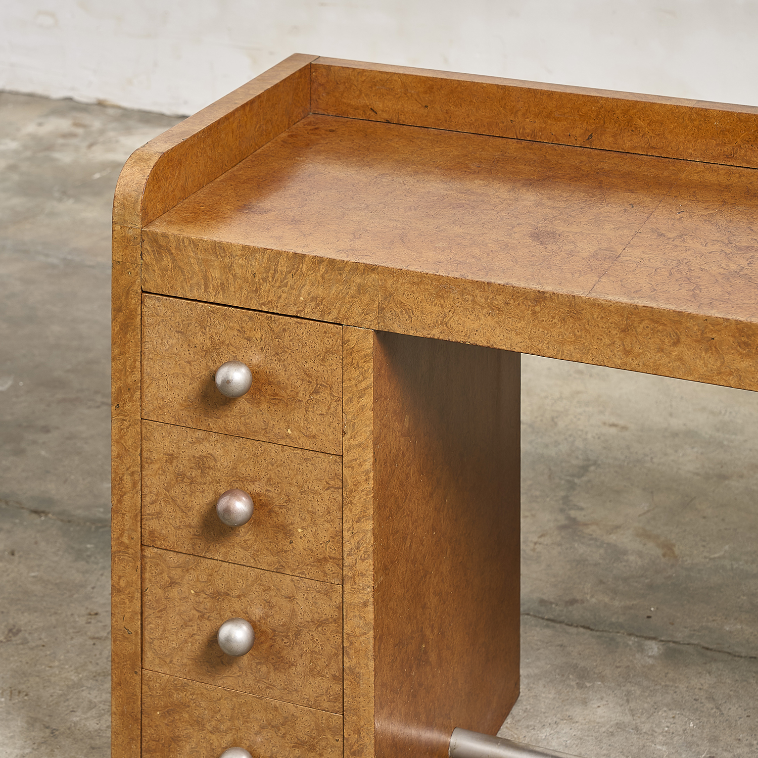 Bureau moderniste en loupe
