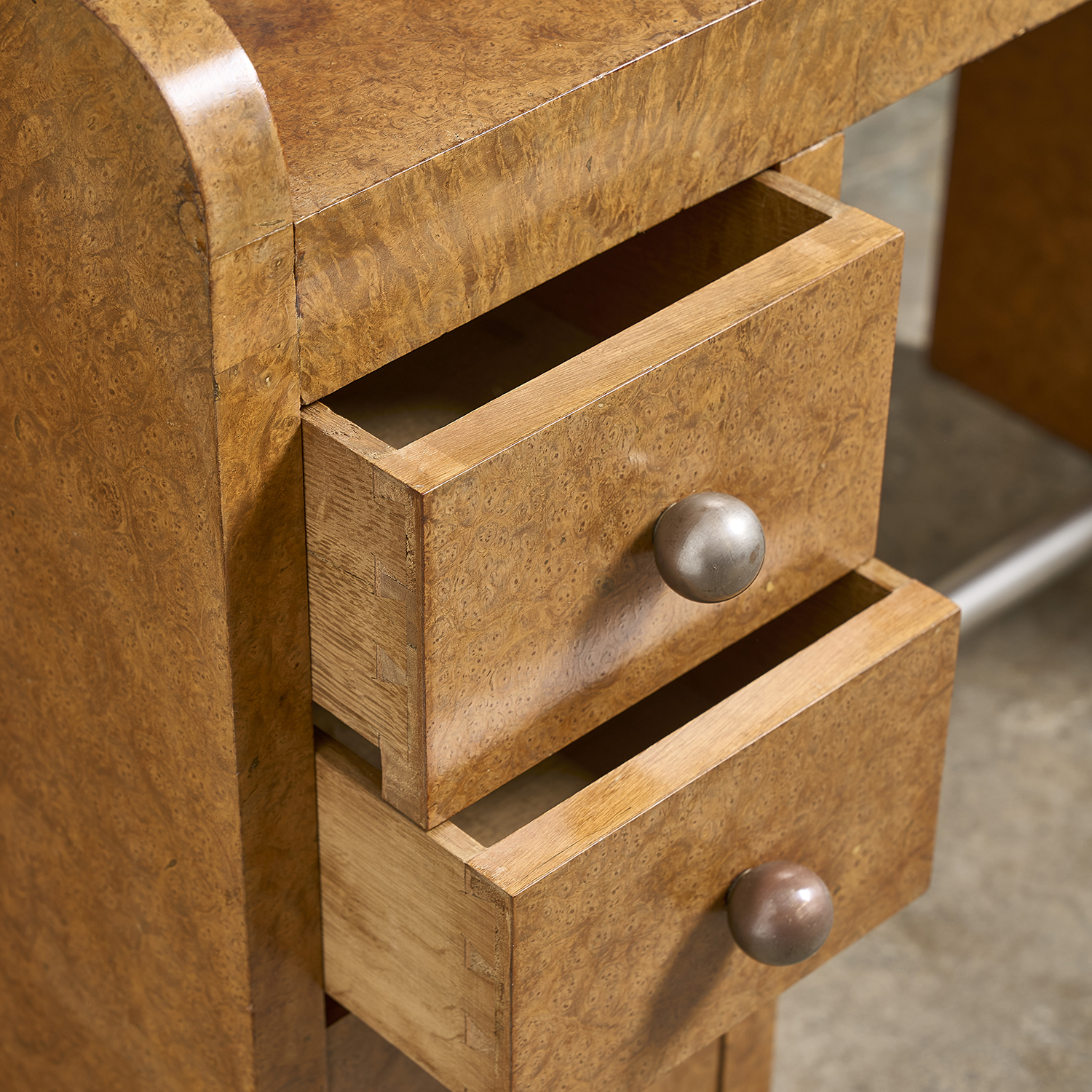 Bureau moderniste en loupe