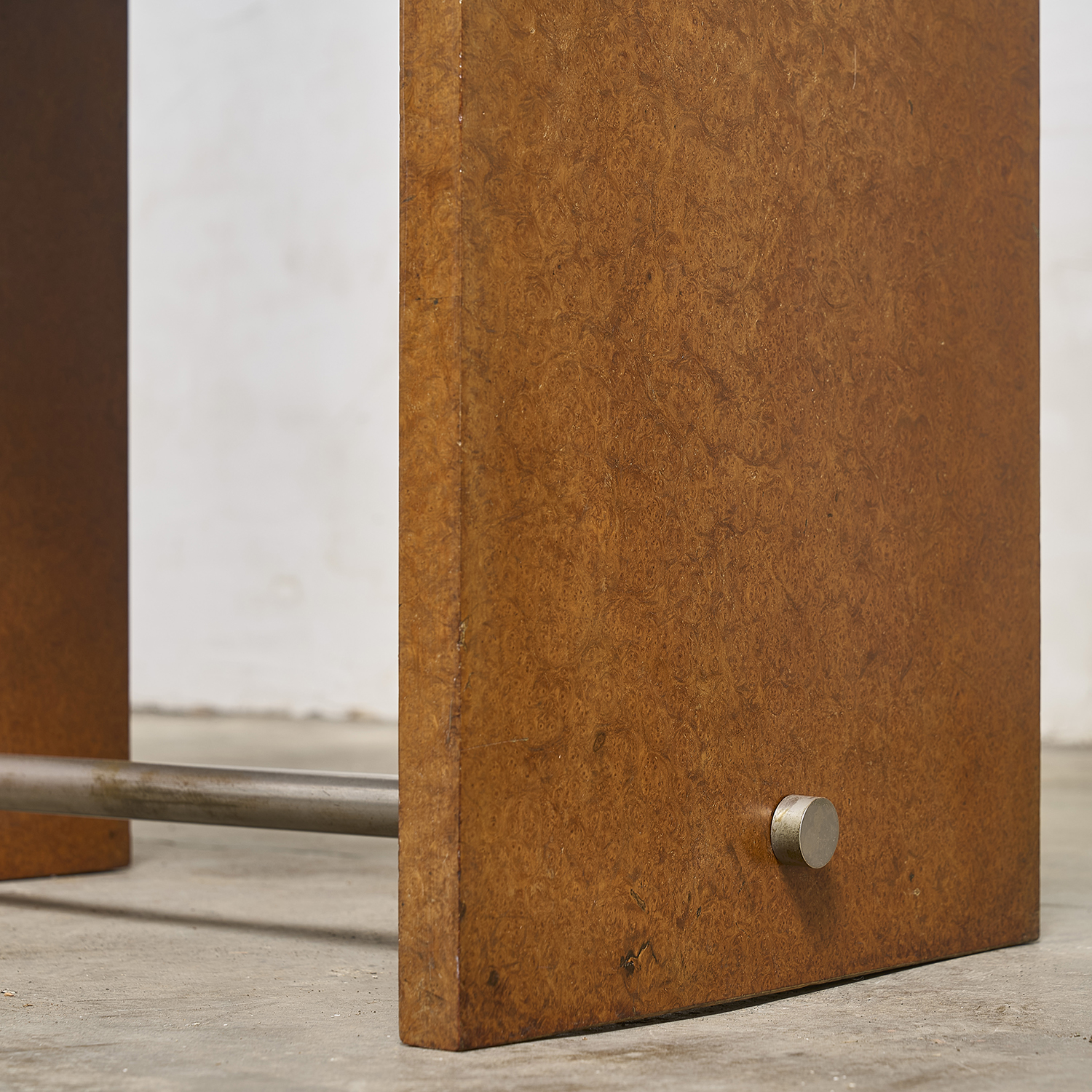 Bureau moderniste en loupe