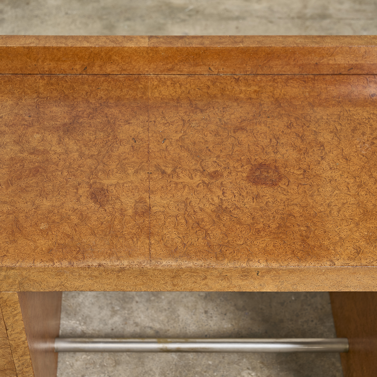 Bureau moderniste en loupe