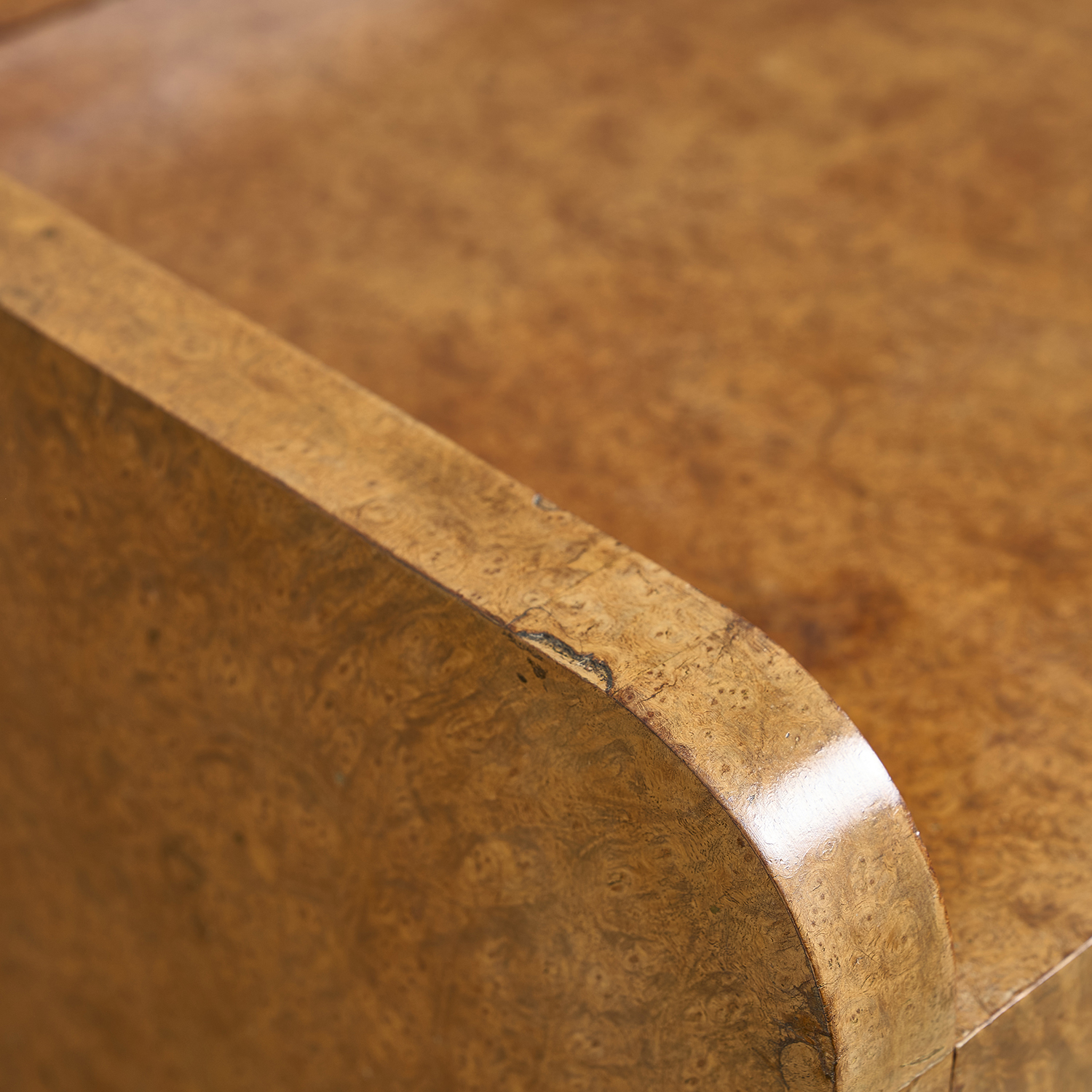 Bureau moderniste en loupe