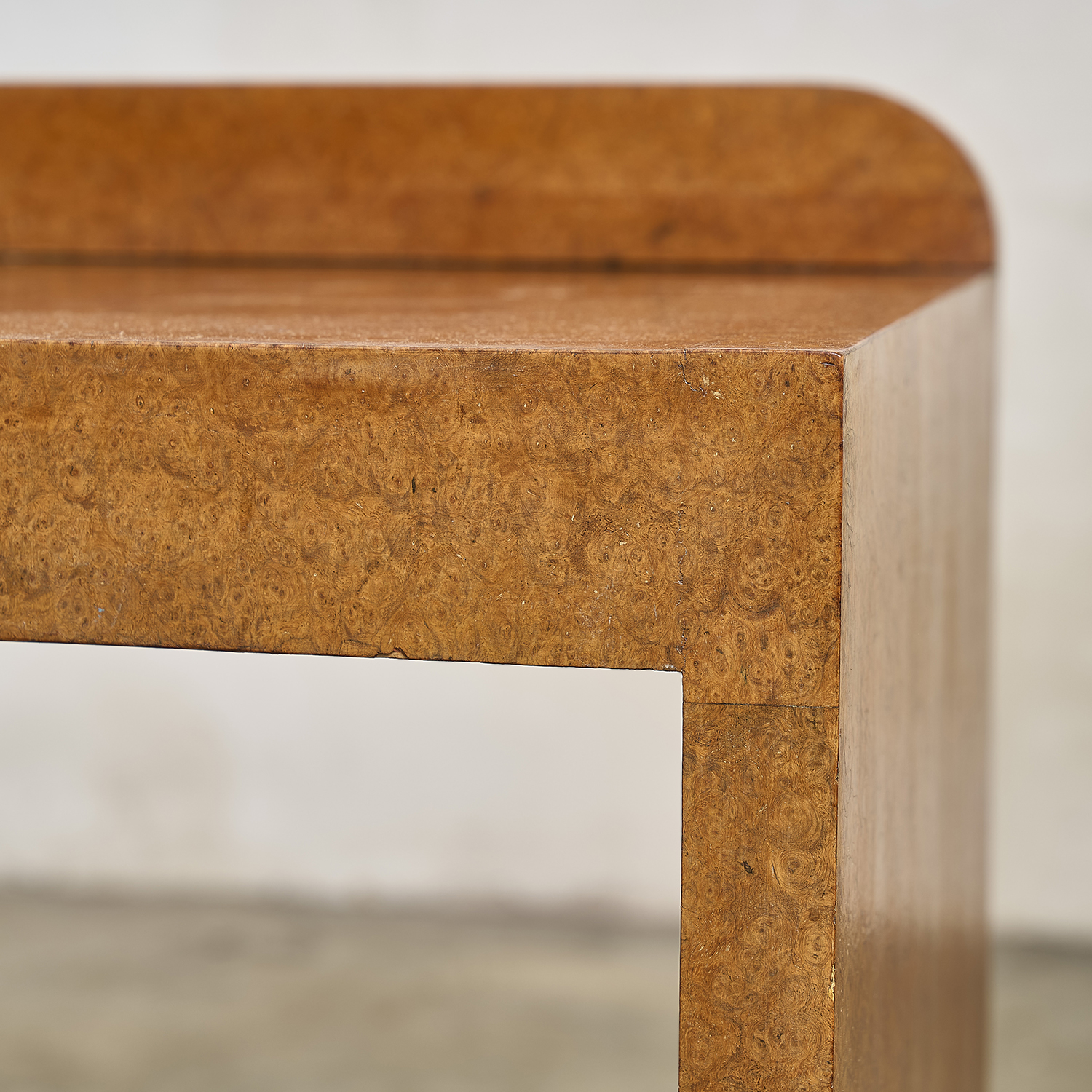 Bureau moderniste en loupe