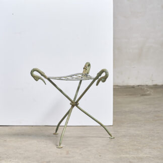 Tabouret tripod aux cygnes