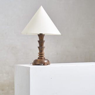 Lampe en bois moderniste
