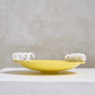 Grand plat jaune creation mathias