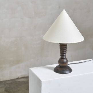 Lampe moderniste en noyer