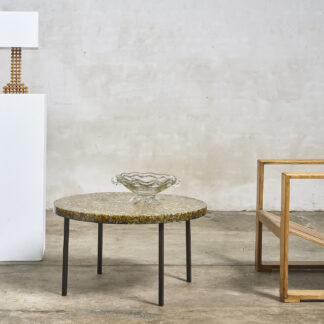 Table basse aux inclusions de verre