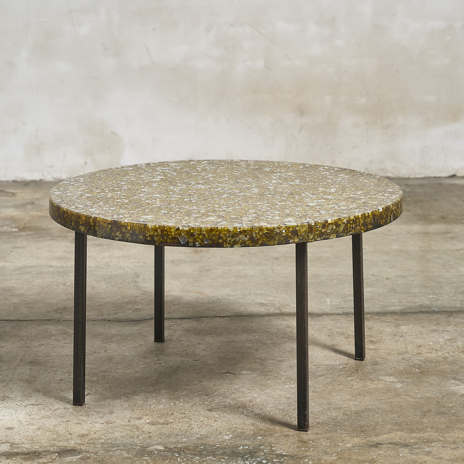 Table basse aux inclusions de verre