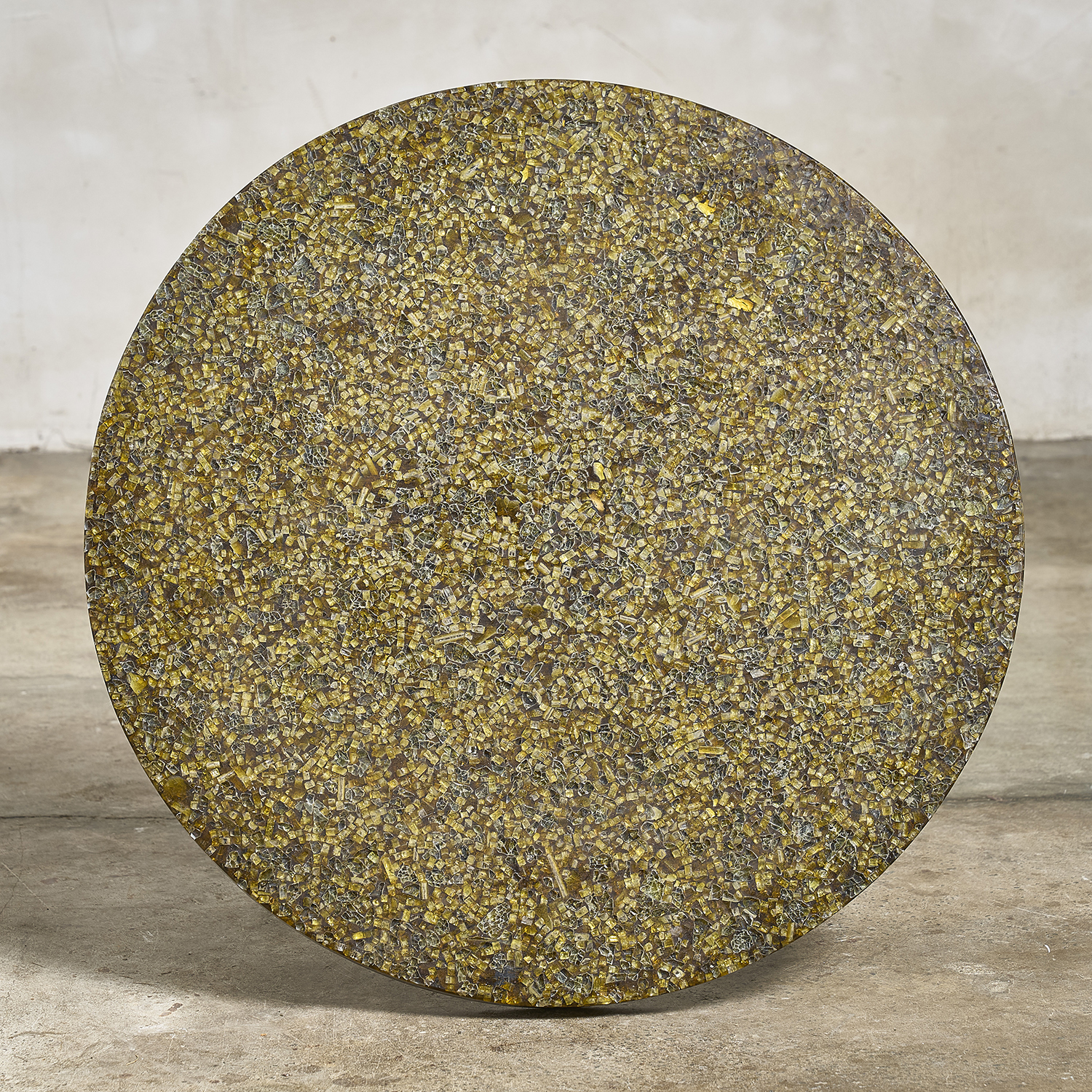 Table basse aux inclusions de verre