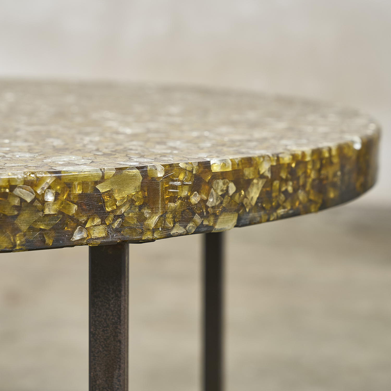 Table basse aux inclusions de verre