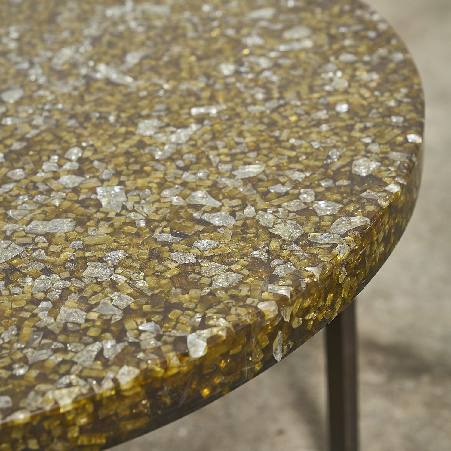 Table basse aux inclusions de verre