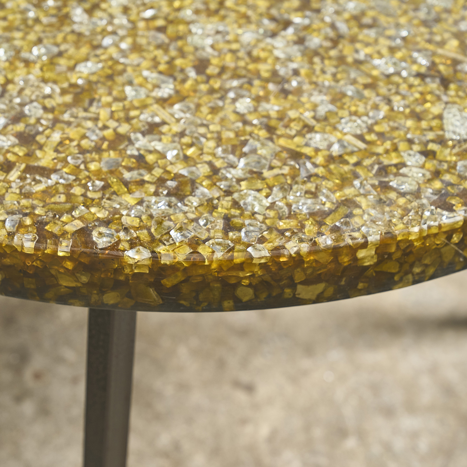 Table basse aux inclusions de verre