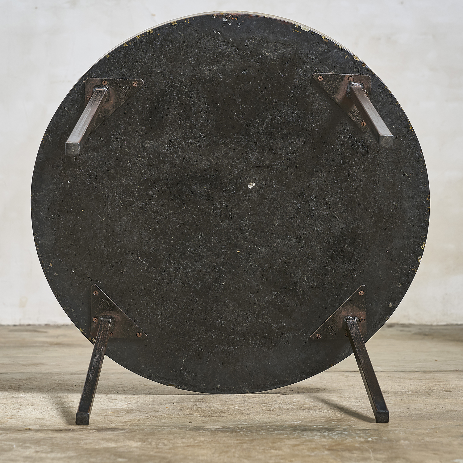 Table basse aux inclusions de verre