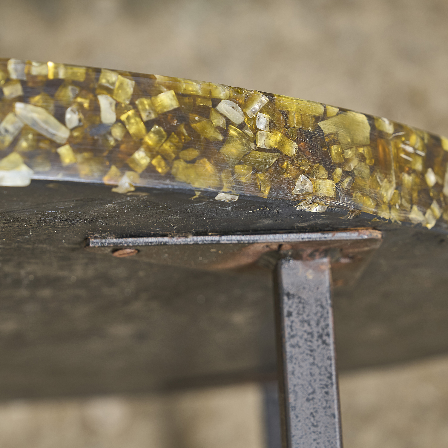 Table basse aux inclusions de verre